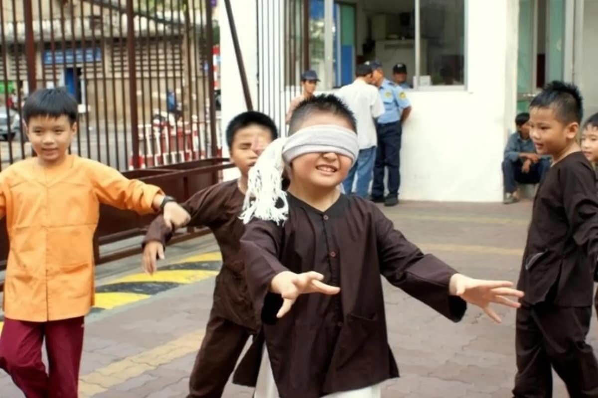 In Vietnam’s traditional game “Bịt mắt bắt dê” (Blindfolded Goat Catching), it is not about speed; it’s about listening, guessing, and hilarious missteps